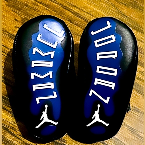 - Air Jordan Retro 11 - Picture 4 of 4